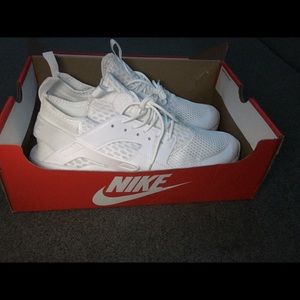 Nike Air Huaraches (Size 11) NEVER WORN